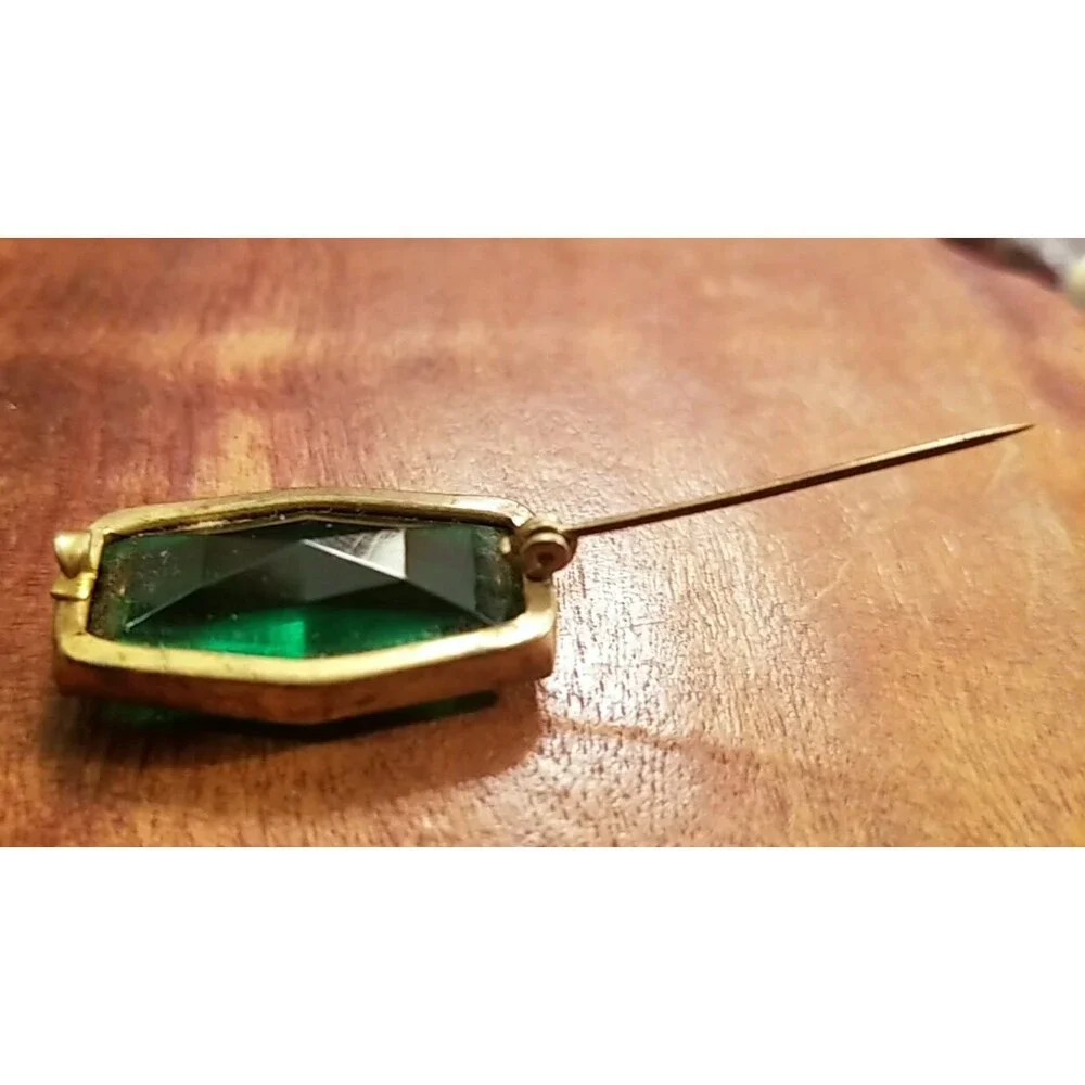 Vintage Elongated Hexagon Green Glass & Goldtone Brooch 1.125